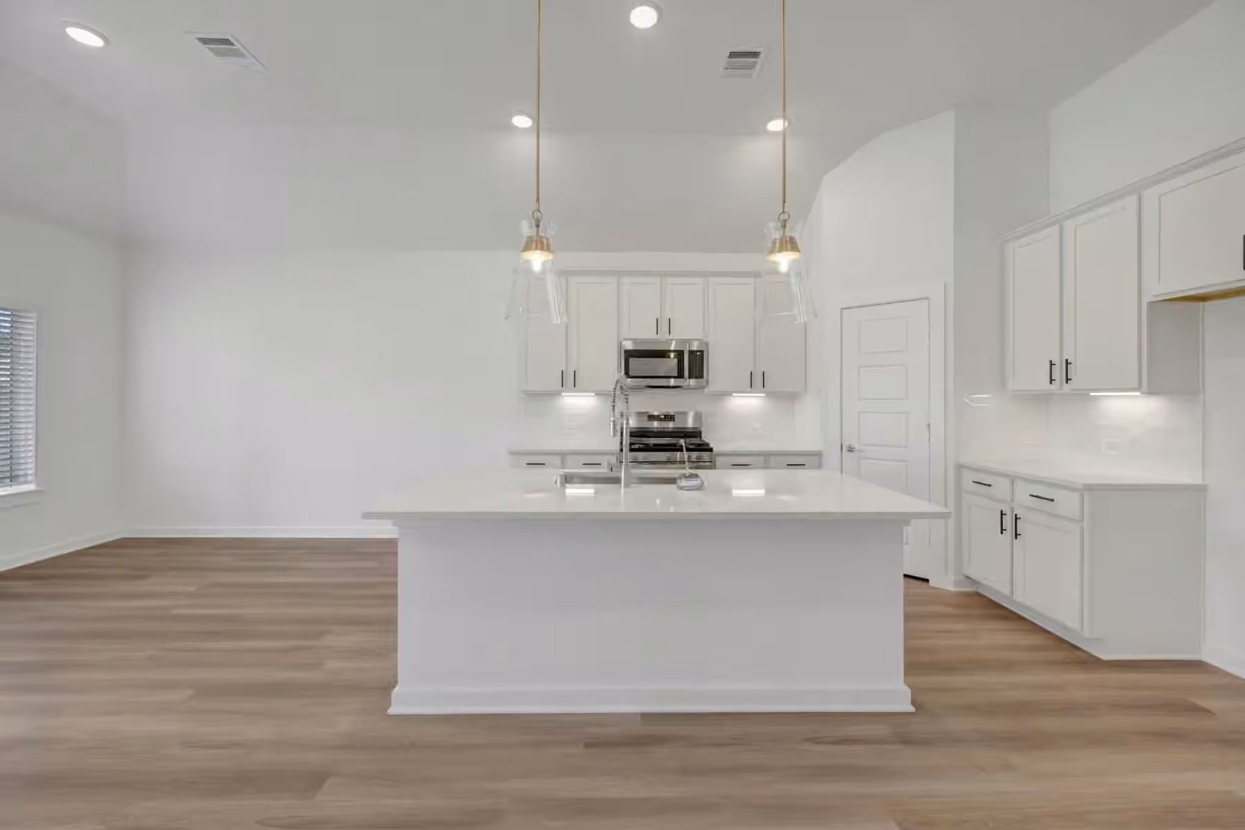 Photo 4 of 10607 Annex Avenue, Montgomery, TX