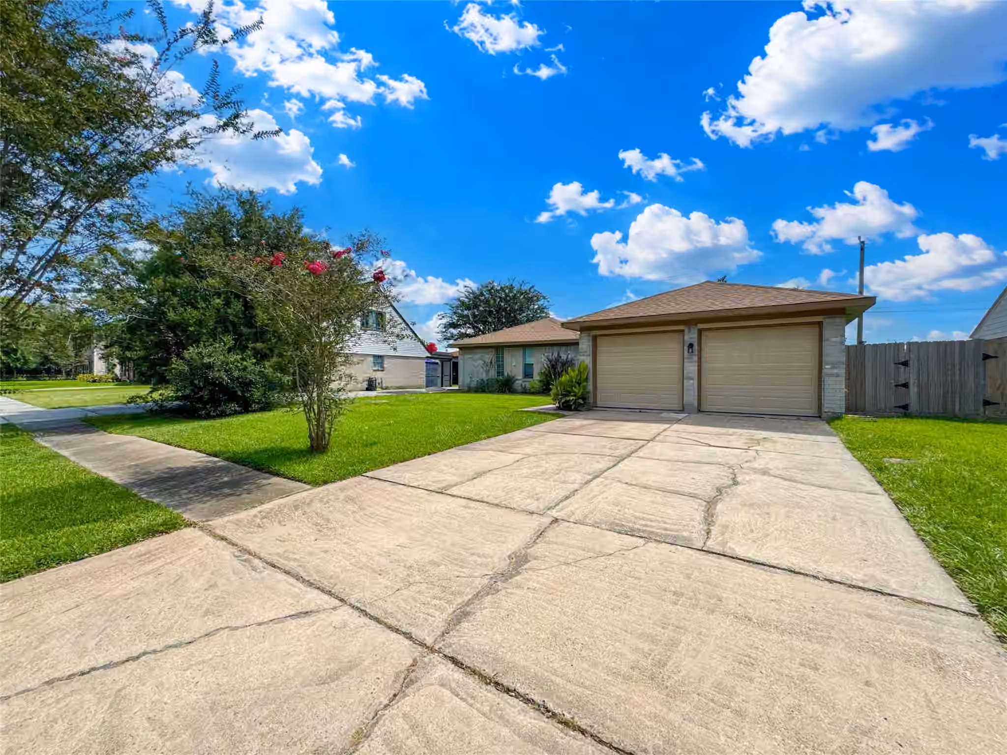 Photo 2 of 39 Oak Harbor Drive, Houston, TX