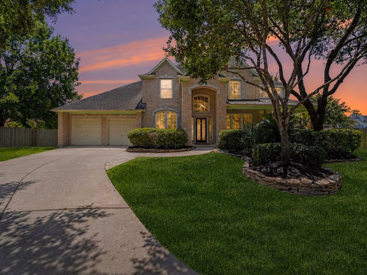 Photo 3 of 17303 Village Breeze Drive, Tomball, TX