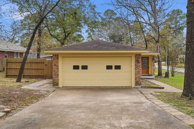 Photo 2 of 20 Moon Valley Court, Conroe, TX