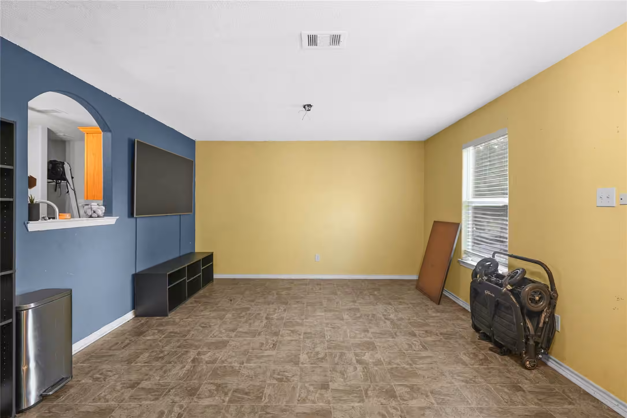 Photo 5 of 1402 W Phillips St, Alvin, TX