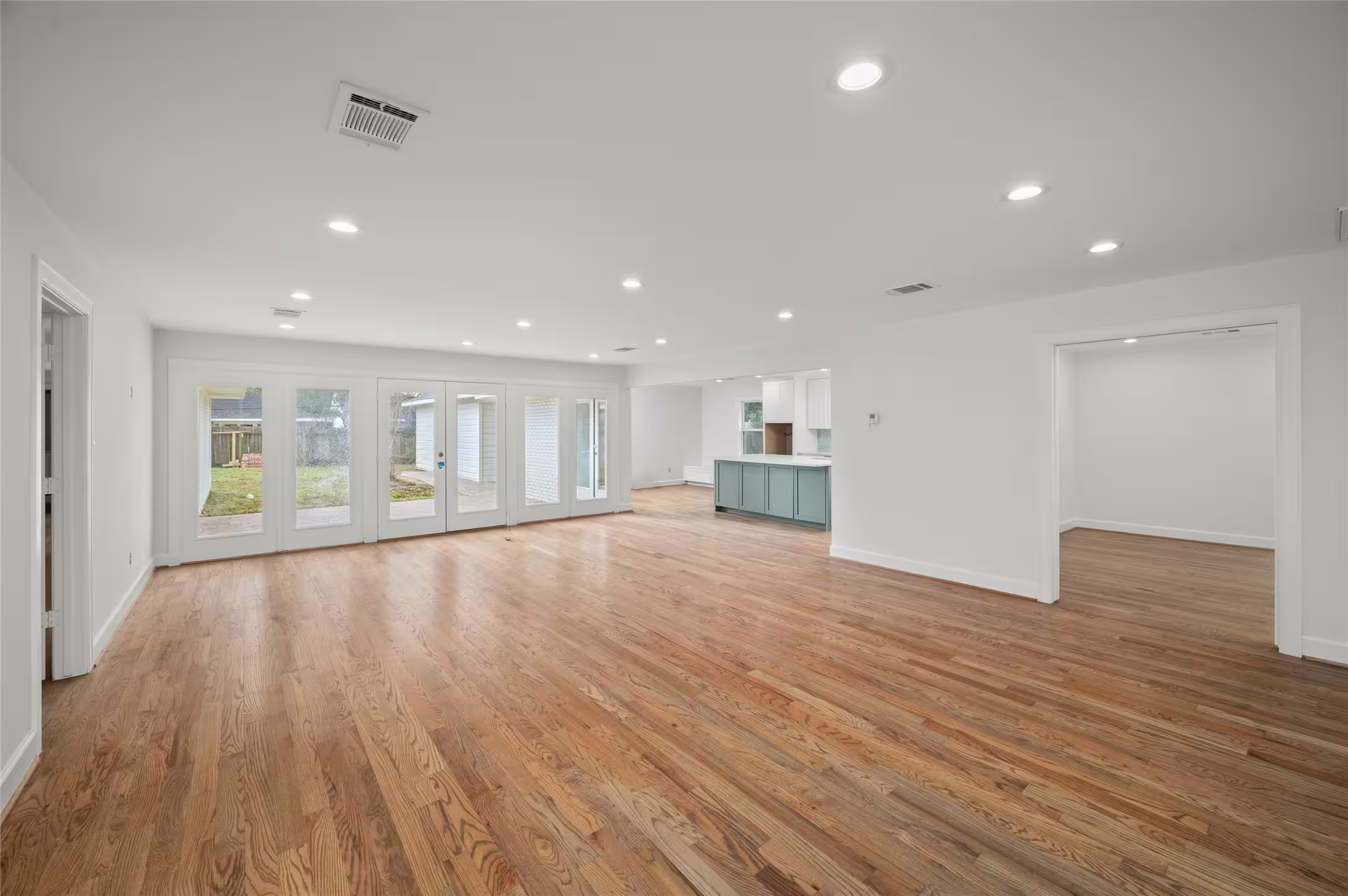 Photo 3 of 7727 Fairdale Lane, Houston, TX