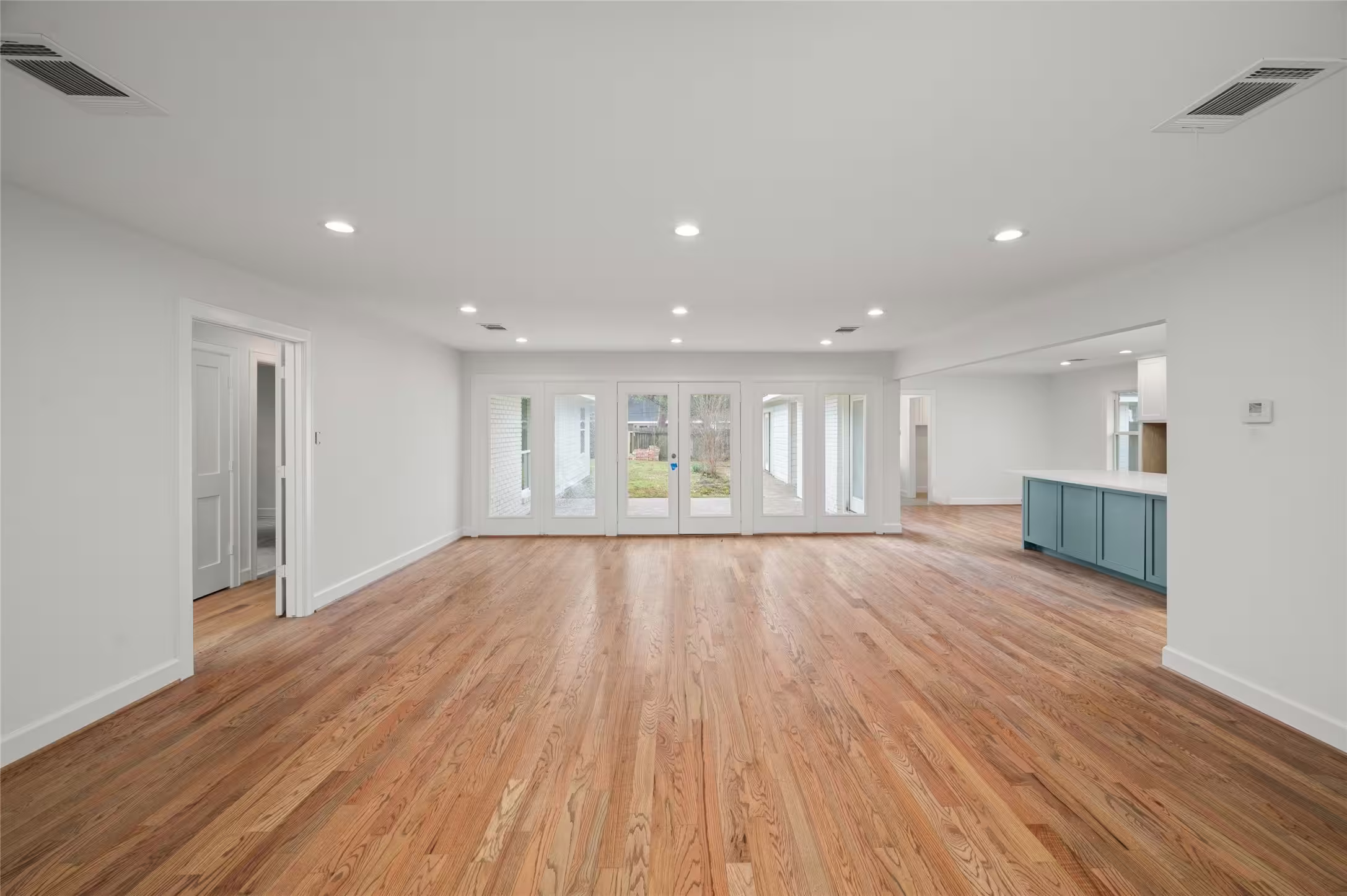 Photo 4 of 7727 Fairdale Lane, Houston, TX