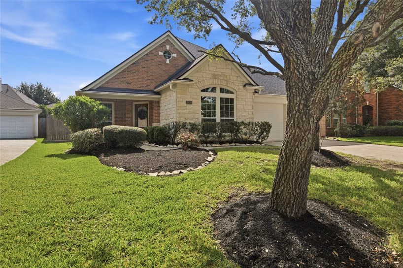 Photo 2 of 15830 Magnolia Shores Lane, Houston, TX