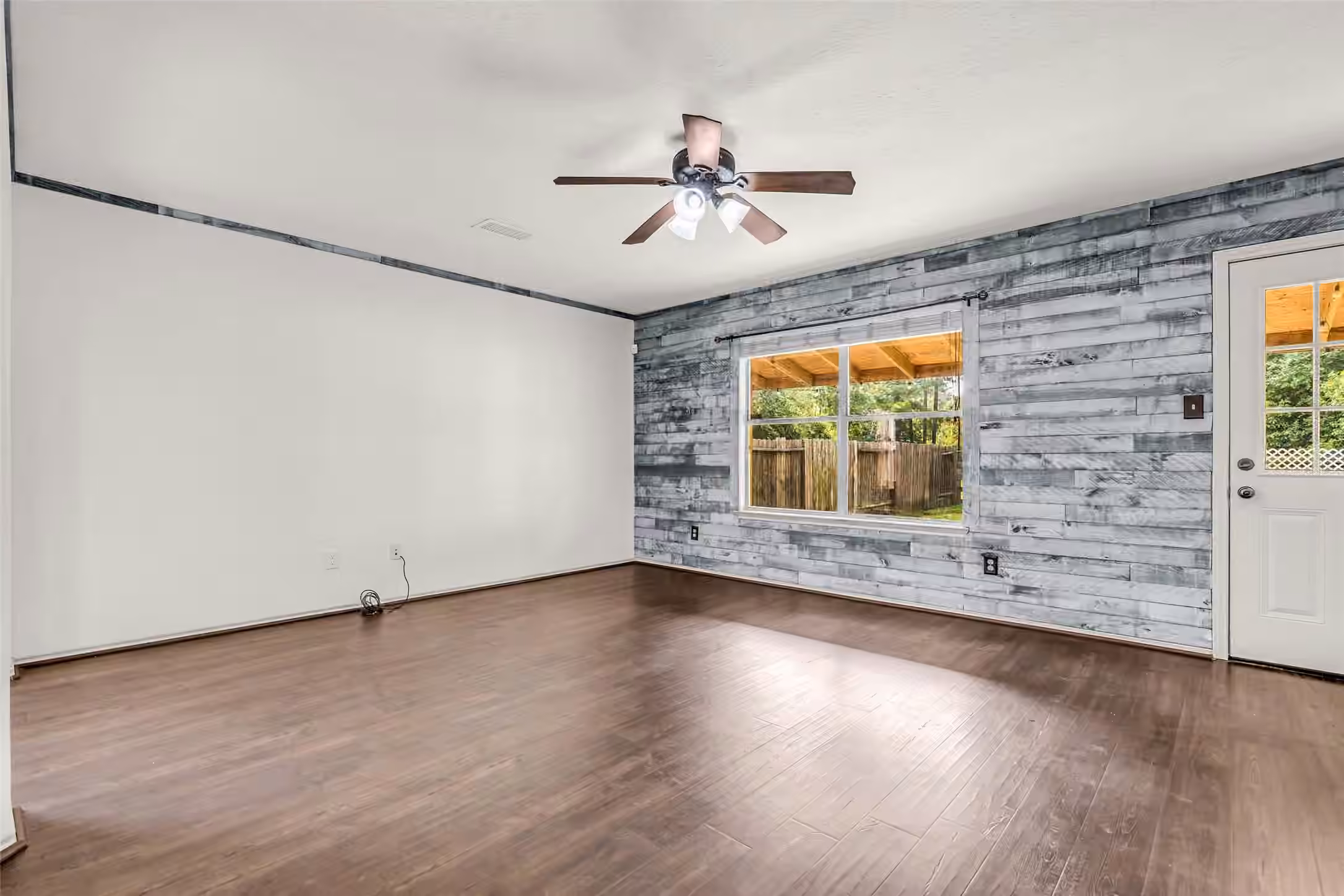 Photo 5 of 9738 Gulfstream Drive, Conroe, TX