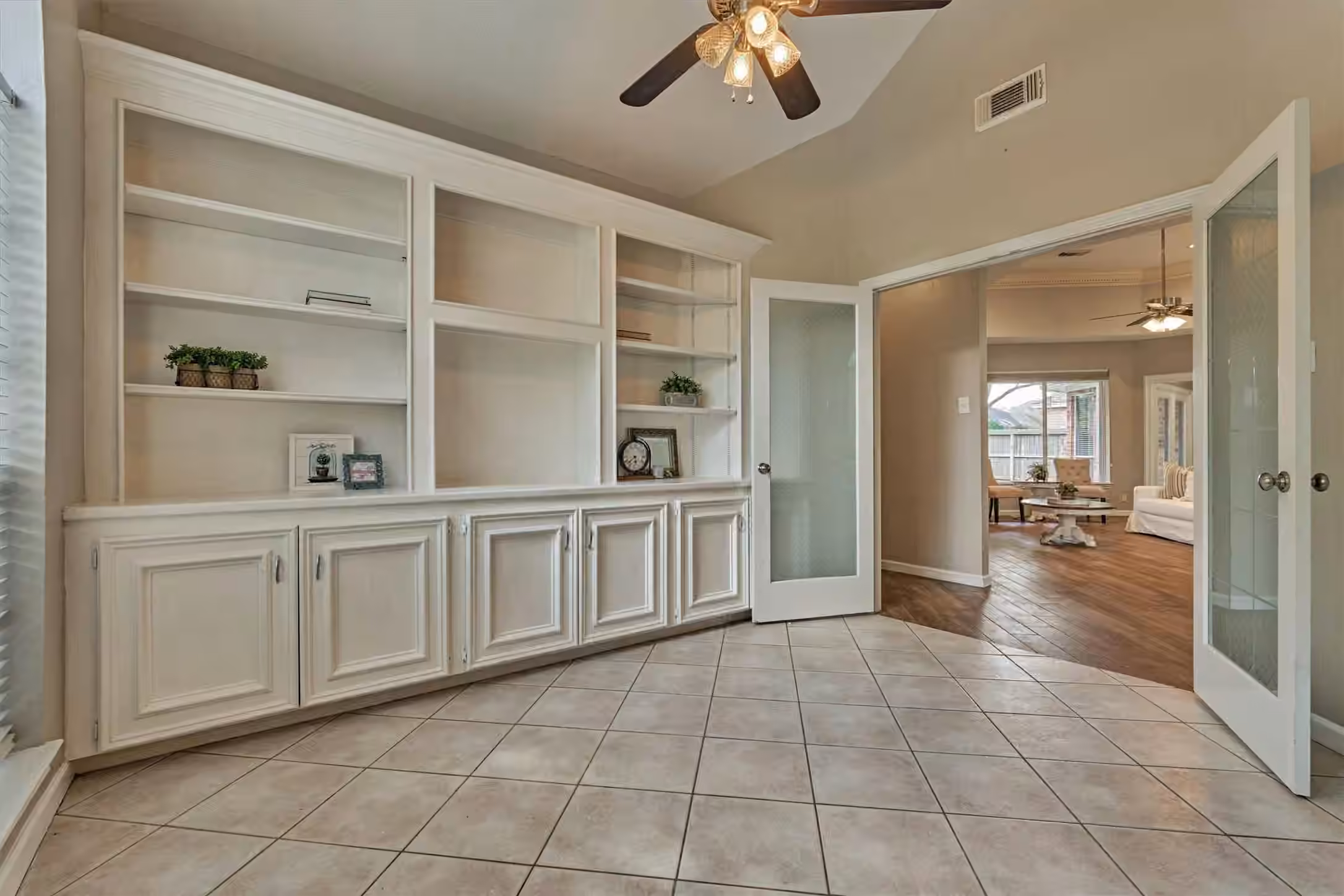 Photo 6 of 11603 Vailrun Drive, Houston, TX