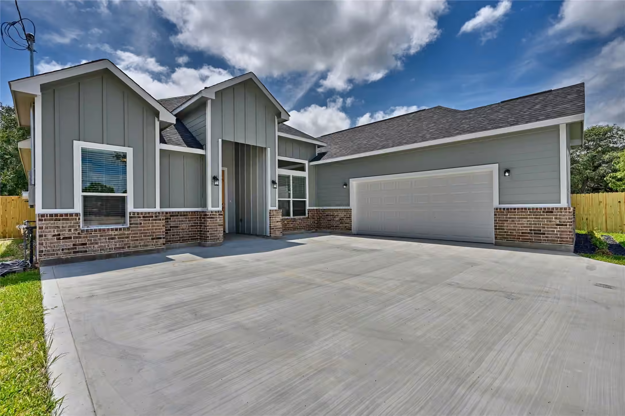 Photo 3 of 185 Oak Cluster Drive, Columbus, TX