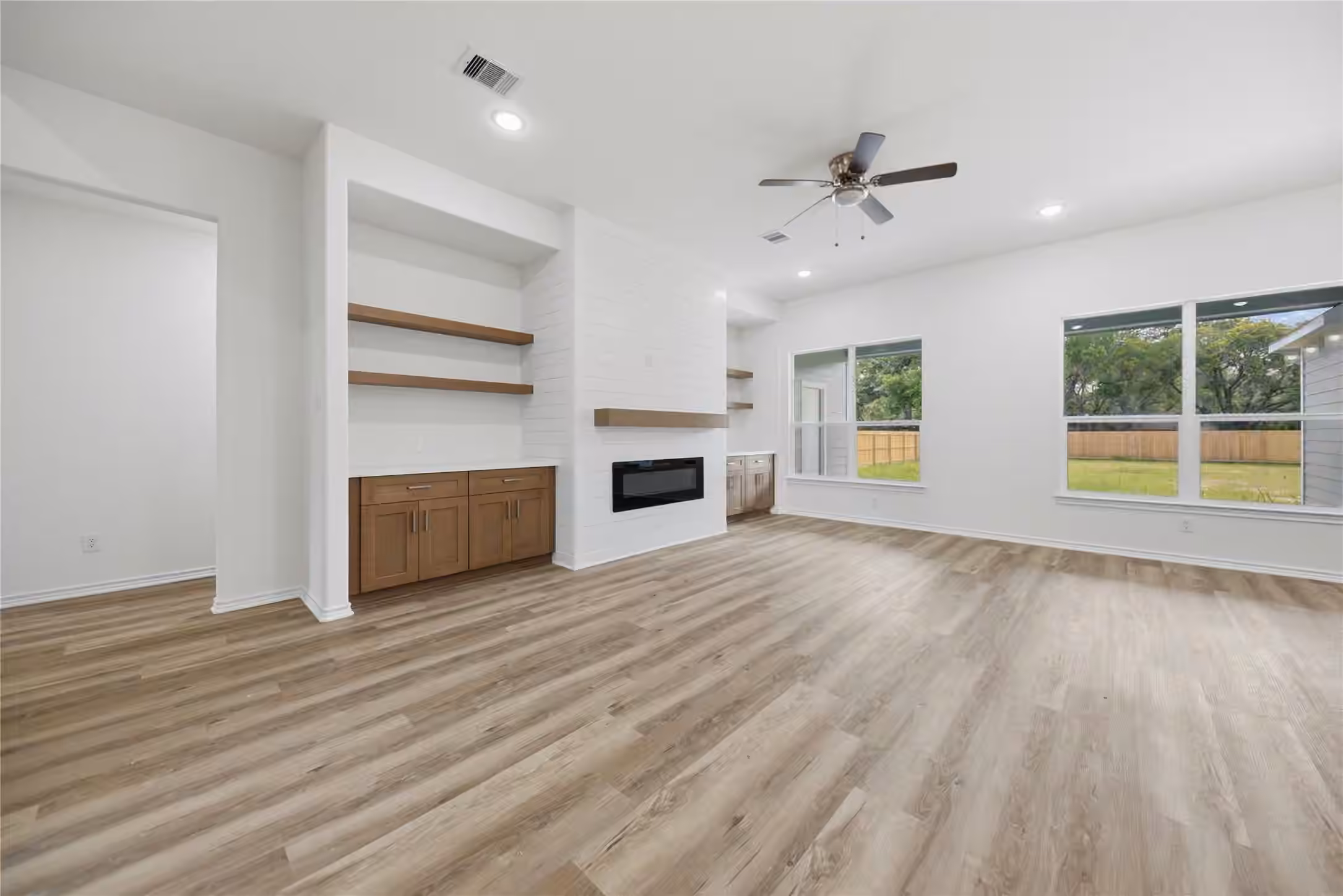 Photo 4 of 185 Oak Cluster Drive, Columbus, TX