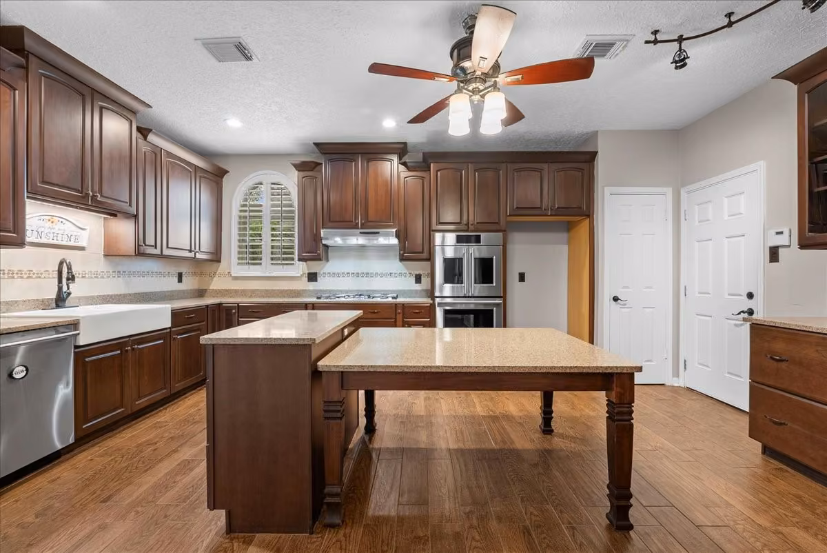 Photo 3 of 1006 Chesterwood Drive, Pearland, TX