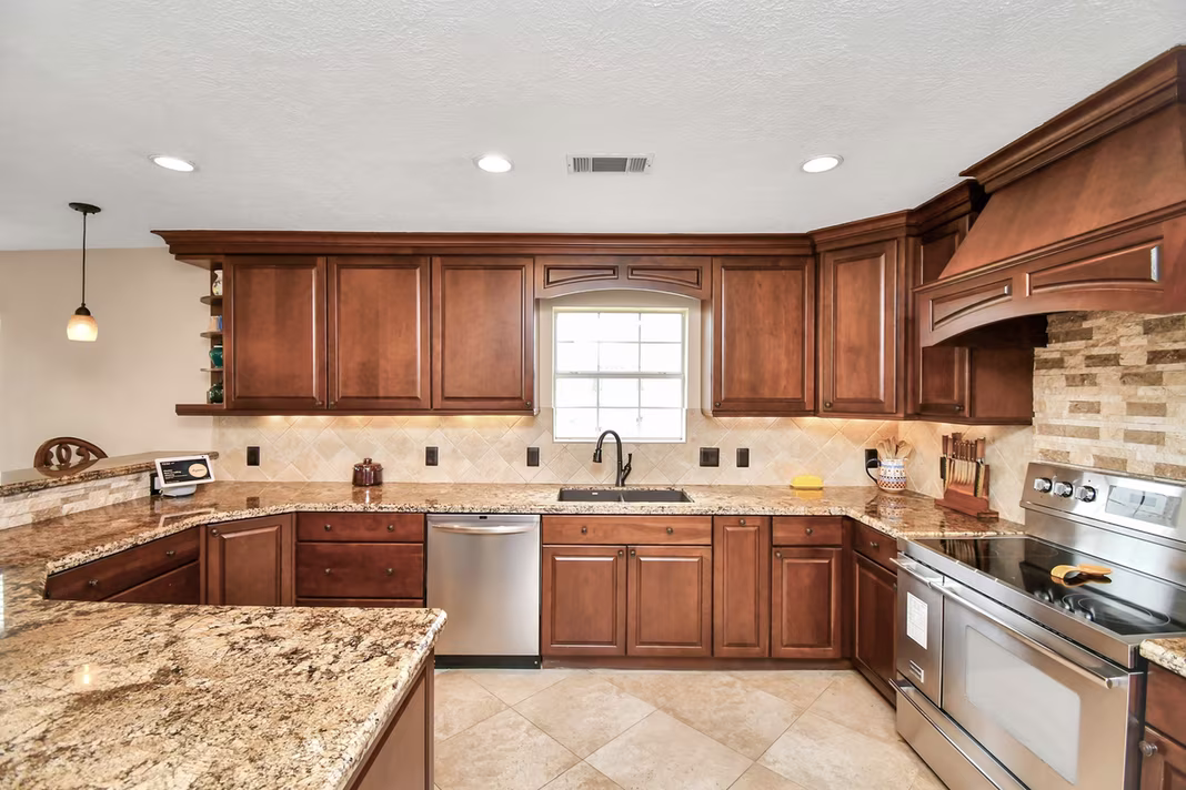 Photo 4 of 8114 Beach Haven Drive, Baytown, TX