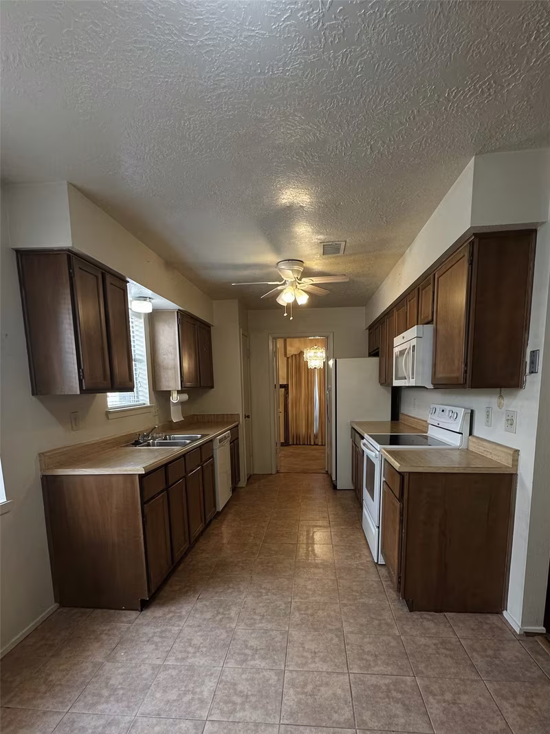 Photo 5 of 1331 Castle Glen Drive, Houston, TX