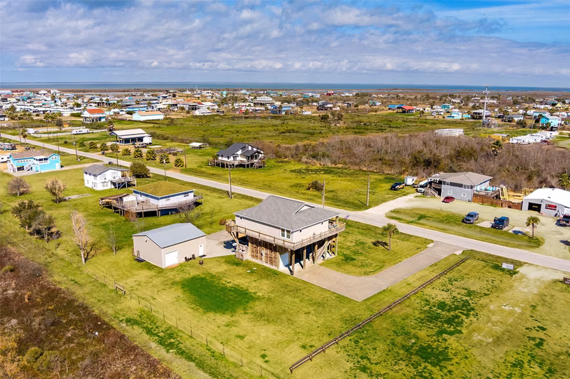 Photo 3 of 1009 N Monkhouse Drive, Crystal Beach, TX
