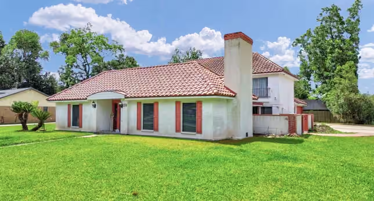 Photo of 327 Live Oak Lane, Lake Jackson, TX 77566