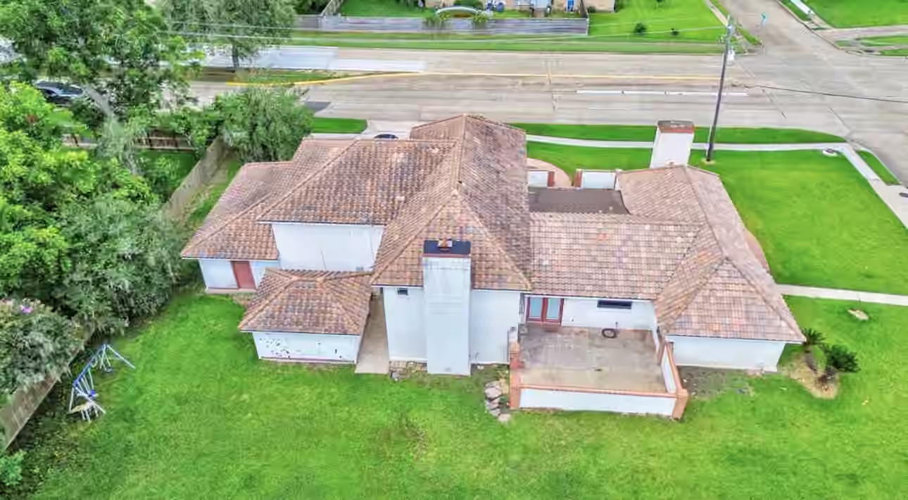 Photo 4 of 327 Live Oak Lane, Lake Jackson, TX
