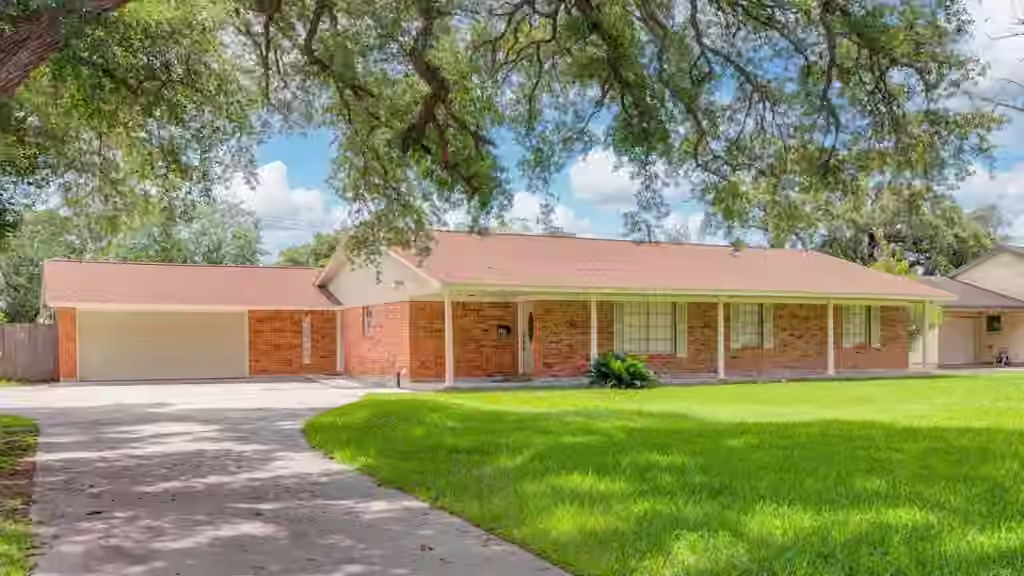 Photo 2 of 115 S Cedar Street, Lake Jackson, TX