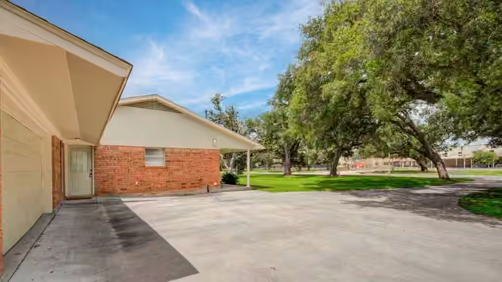 Photo 6 of 115 S Cedar Street, Lake Jackson, TX