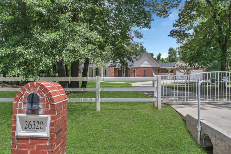 Photo 3 of 26320 Pin Oak Drive, Magnolia, TX