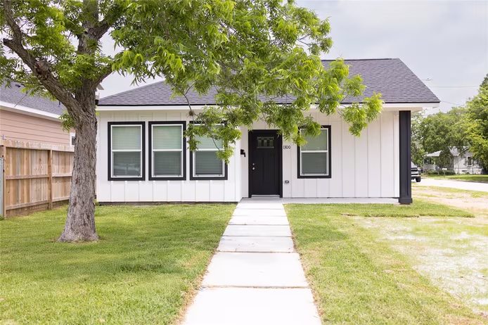 Photo of 1300 Edison Avenue, Baytown, TX 77520