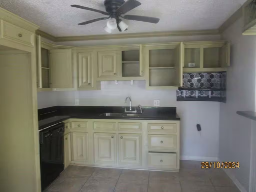 Photo 7 of 601 N 12th Street, La Porte, TX