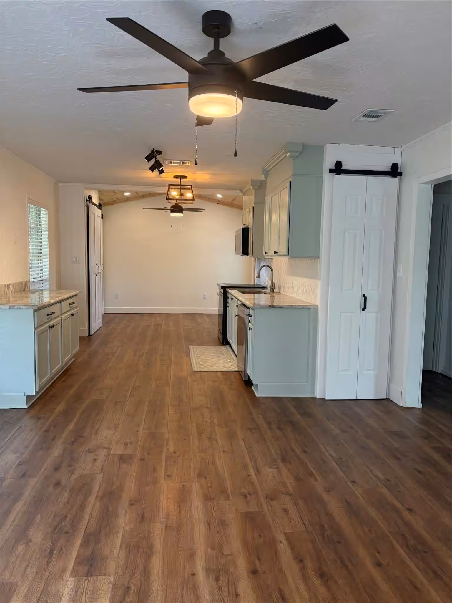Photo 5 of 52 Periwinkle Court, Lake Jackson, TX