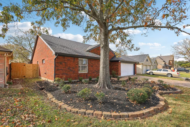 Photo 2 of 4634 Stonemede Drive, Friendswood, TX