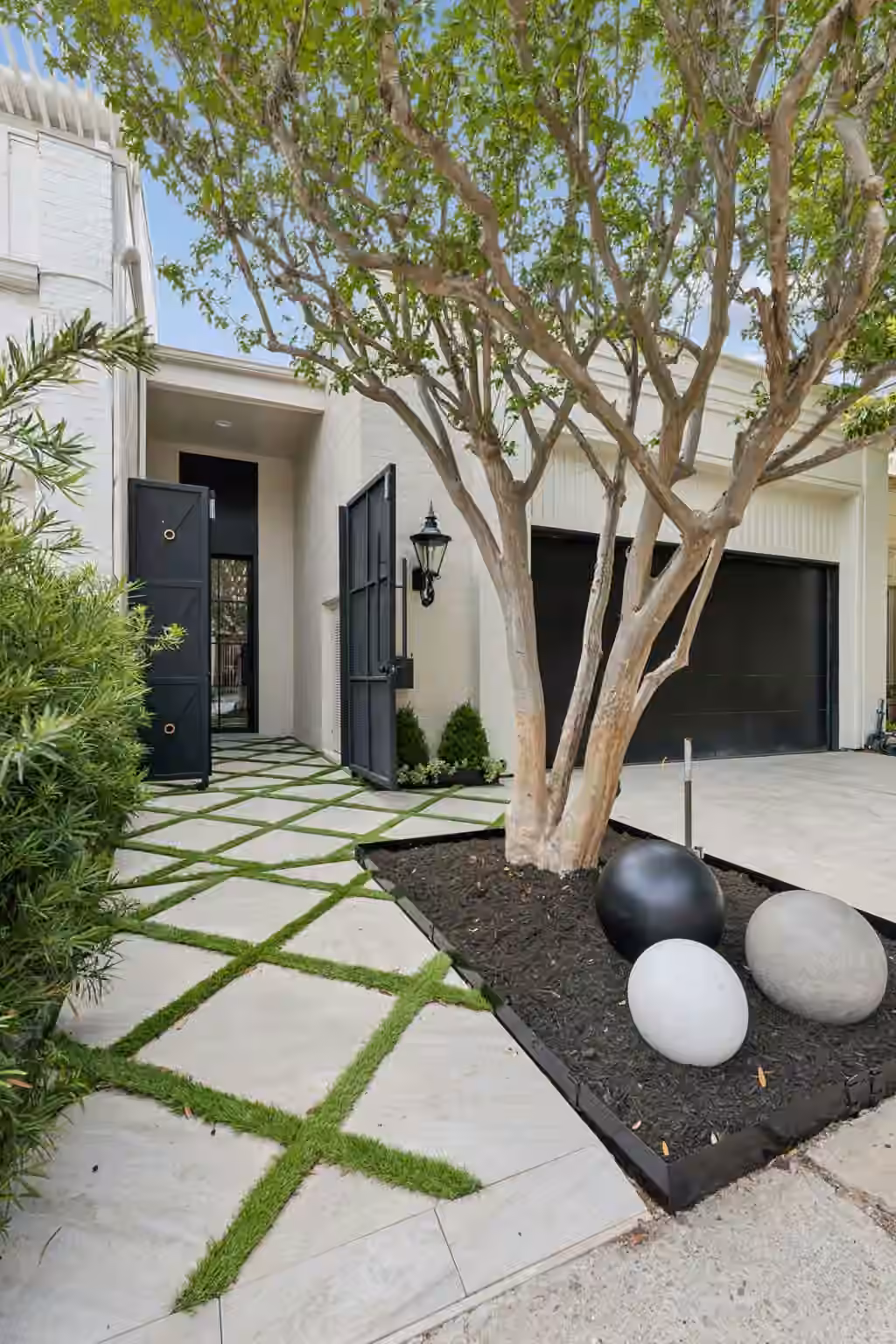 Photo 3 of 10 S Briar Hollow Lane 15, Houston, TX