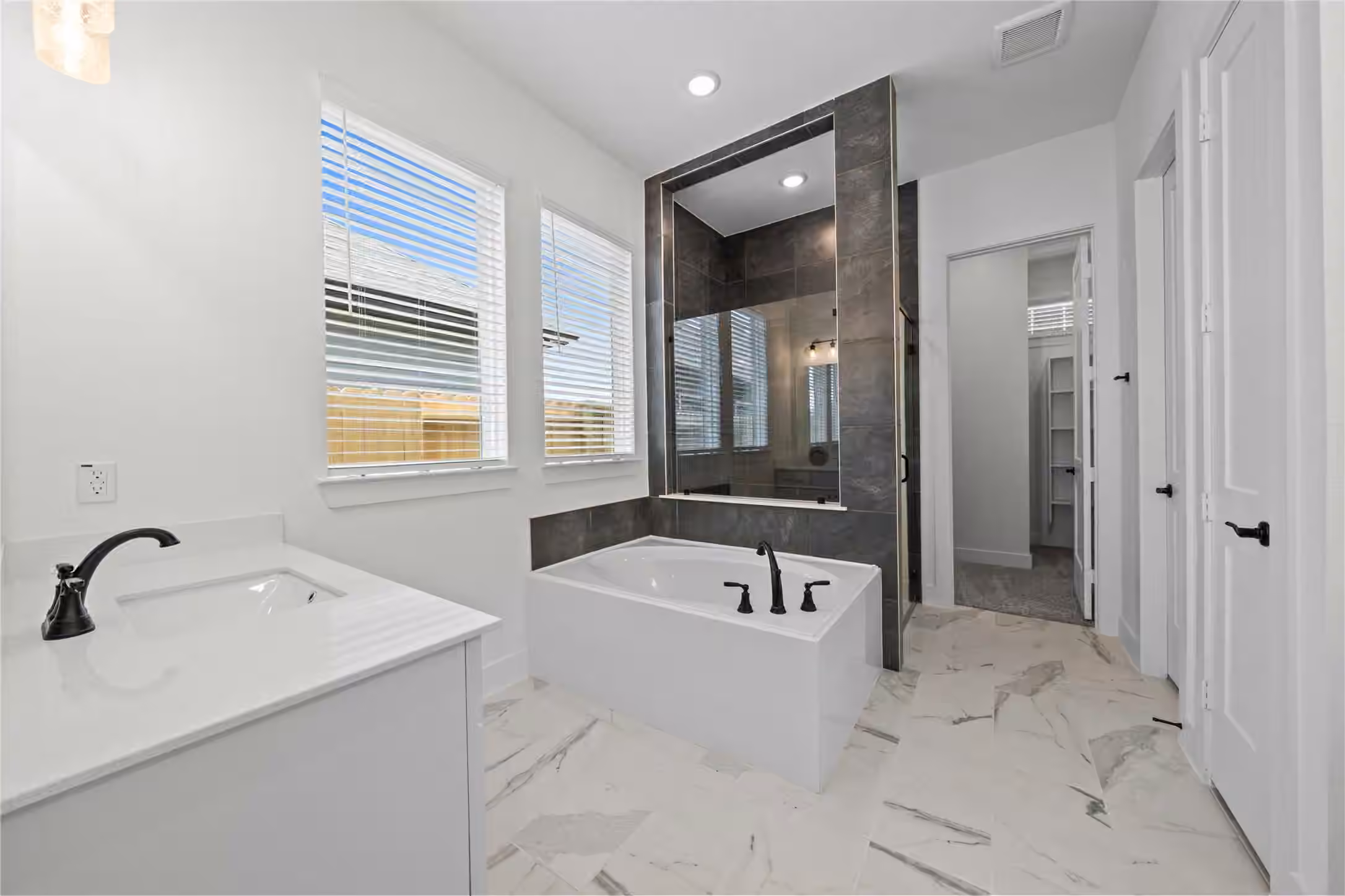 Photo 7 of 11914 North Pavillion Drive, Mont Belvieu, TX