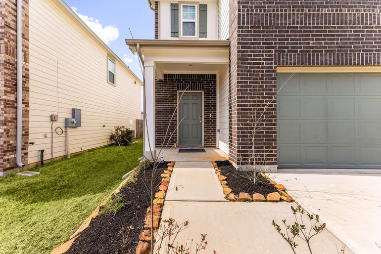 Photo 4 of 718 Amesbury Road, Conroe, TX