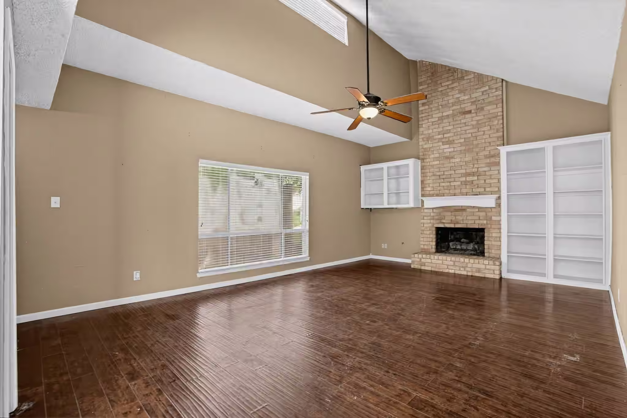 Photo 4 of 2038 Parkdale Drive, Houston, TX