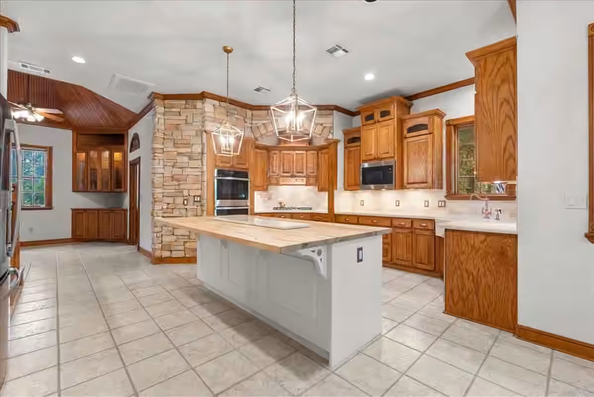 Photo 6 of 7306 Live Oak Circle, Alvin, TX