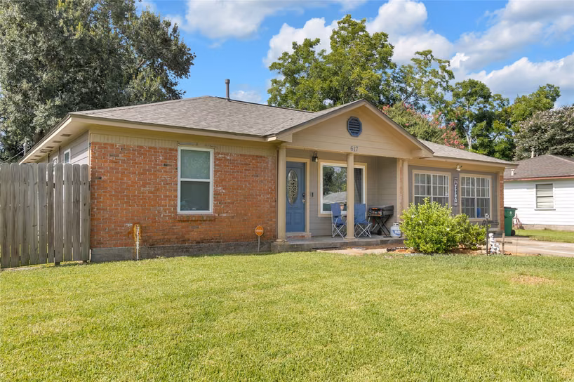 Photo of 617 Catalpa Street, Angleton, TX