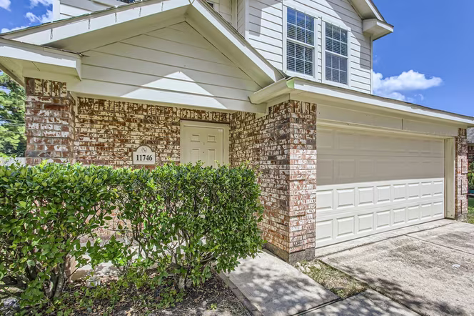 Photo 2 of 11746 Elizabeth Court, Pinehurst, TX