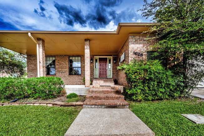 Photo of 1623 Green Briar Drive, Huntsville, TX 77340