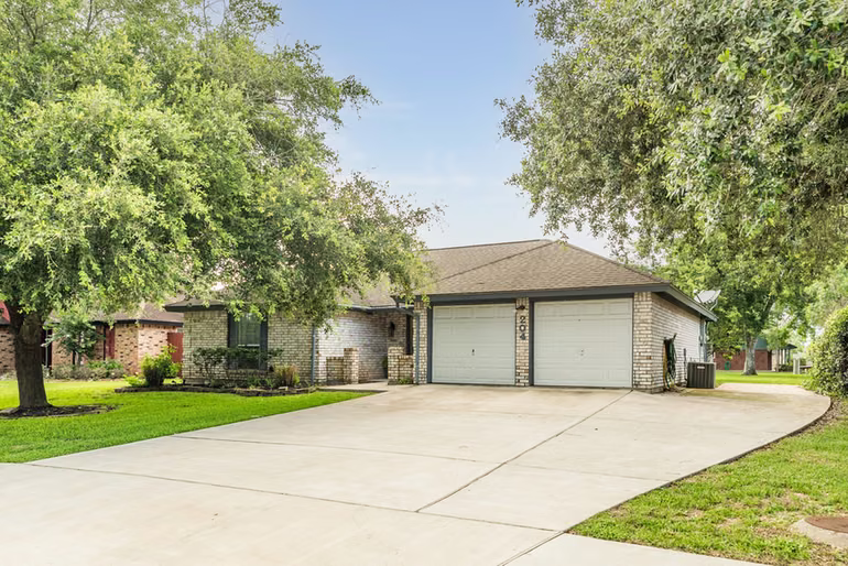 Photo 2 of 204 Corkwood Street, Lake Jackson, TX