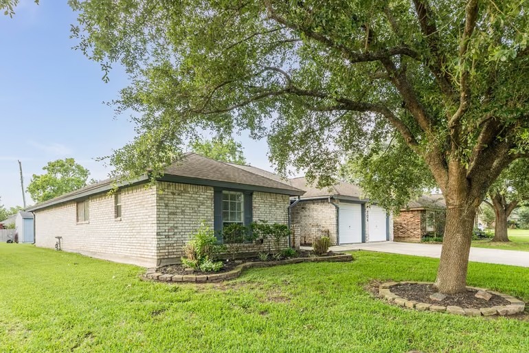 Photo 3 of 204 Corkwood Street, Lake Jackson, TX