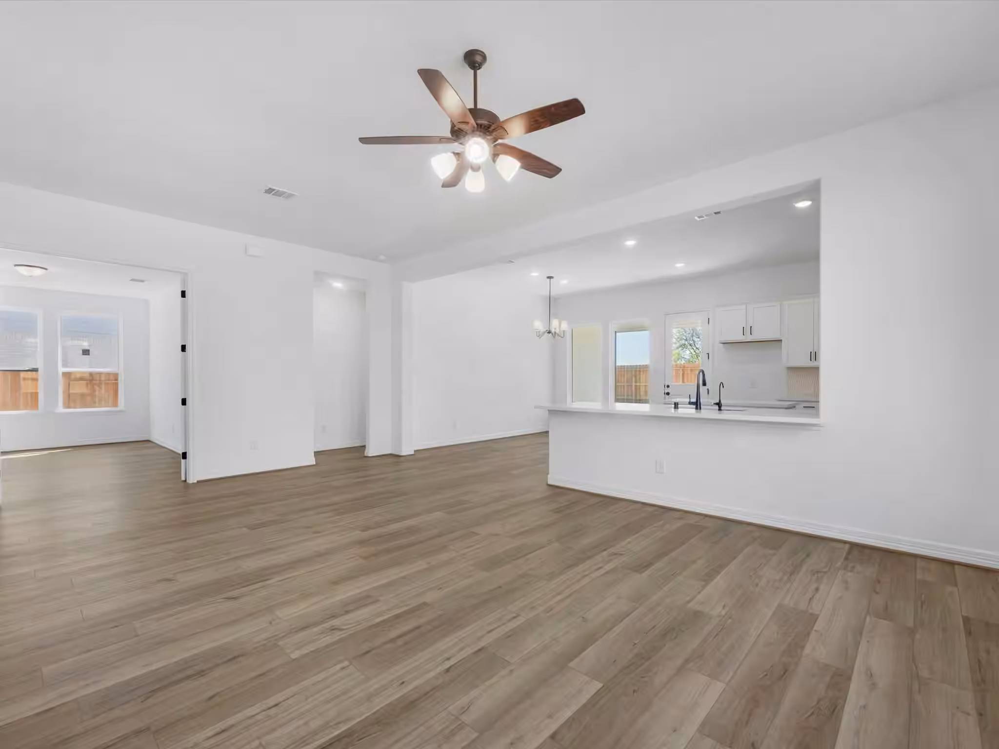 Photo 4 of 7803 Topaz Ridge Drive, Angleton, TX