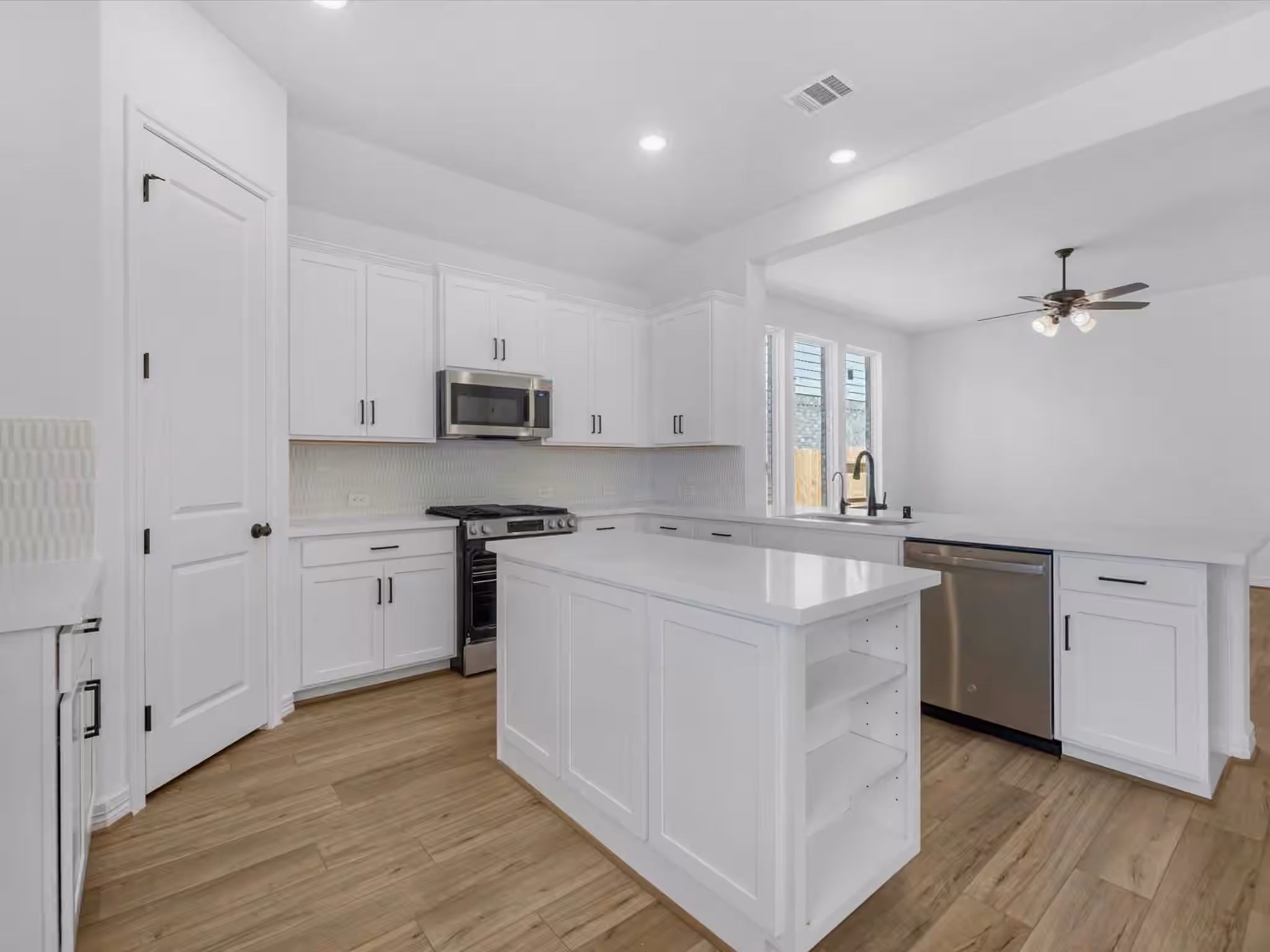Photo 7 of 7803 Topaz Ridge Drive, Angleton, TX