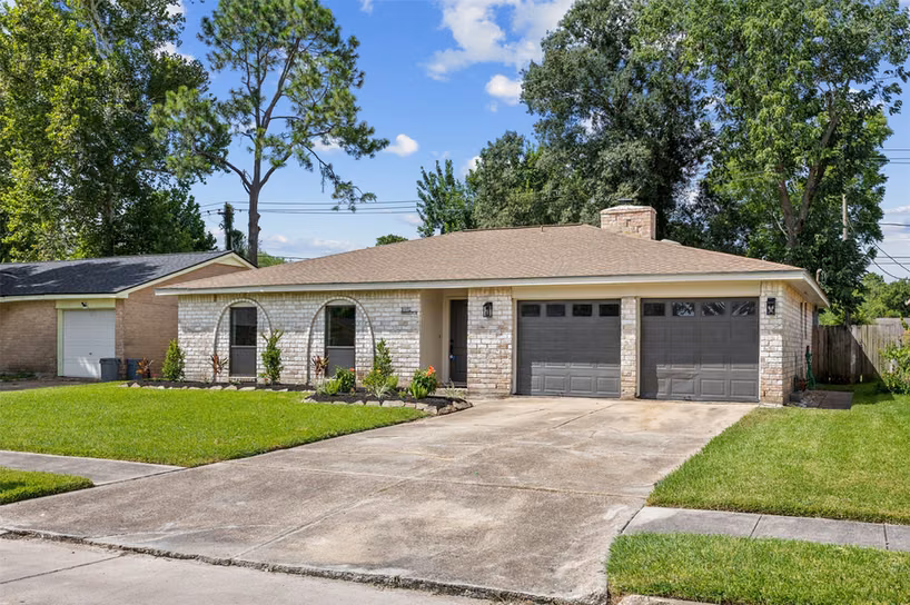 Photo 2 of 16910 David Glen Drive, Friendswood, TX