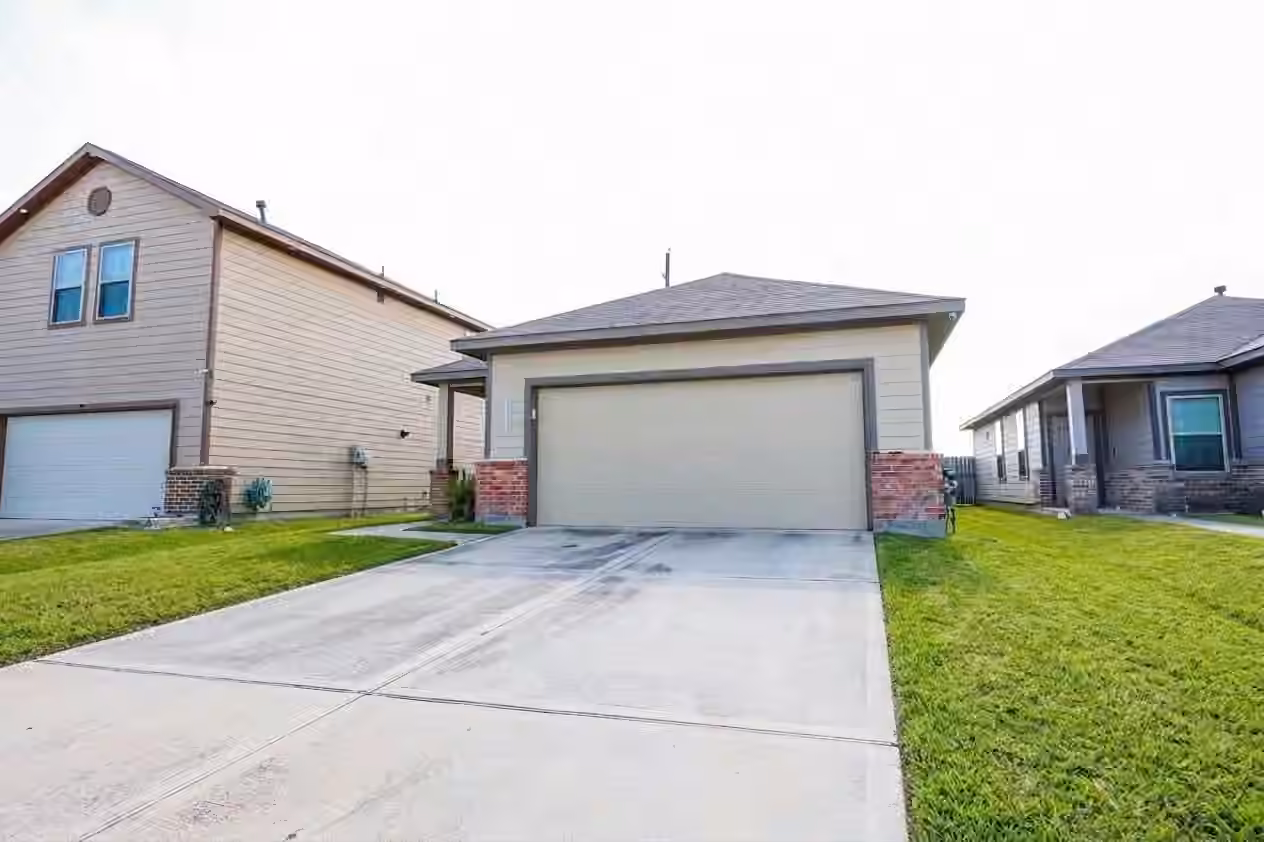 Photo 3 of 10010 Yanet Grove Lane, Houston, TX