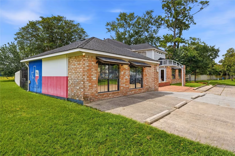 Photo 2 of 13700 Lakewood Forest Drive, Houston, TX