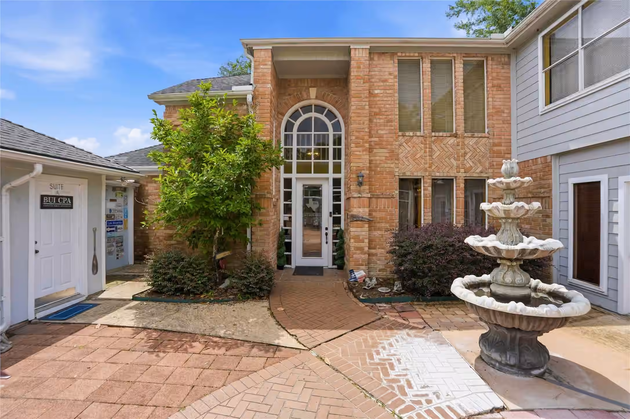 Photo 4 of 13700 Lakewood Forest Drive, Houston, TX