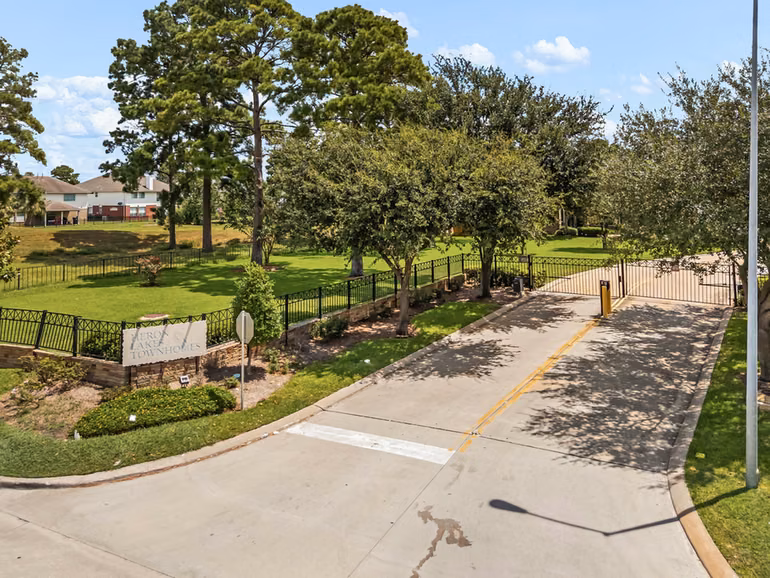 Photo 2 of 8026 Loyel Pointe Drive, Houston, TX