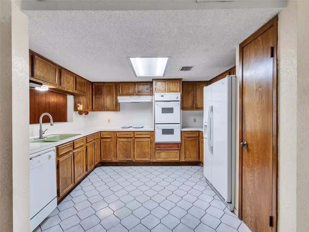 Photo 2 of 1320 Town Circle 1, Baytown, TX
