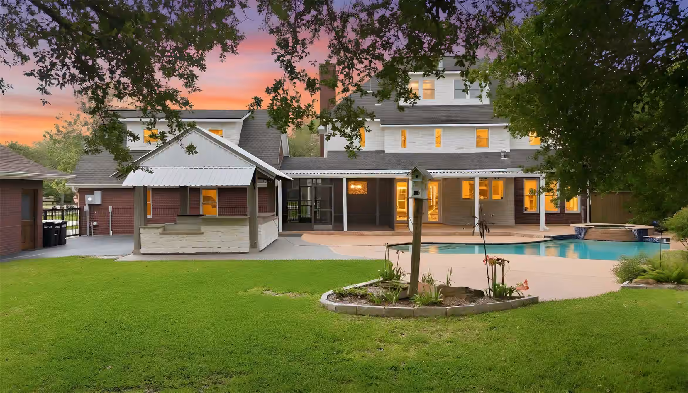 Photo 4 of 1301 W Viejo Drive, Friendswood, TX
