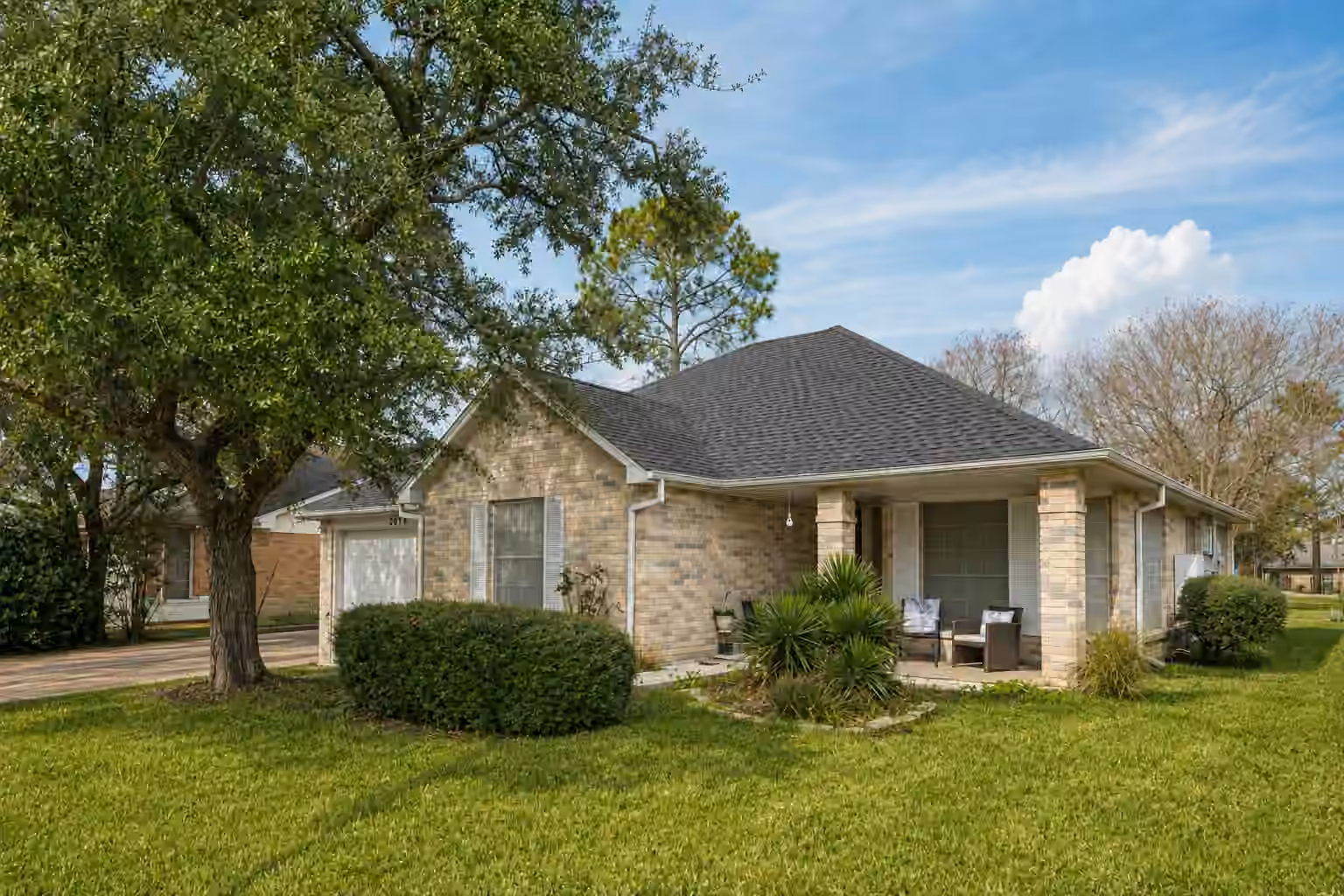 Photo 2 of 2819 S Peach Hollow Circle, Pearland, TX