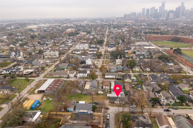 Photo 2 of 1302 Ryon Street, Houston, TX