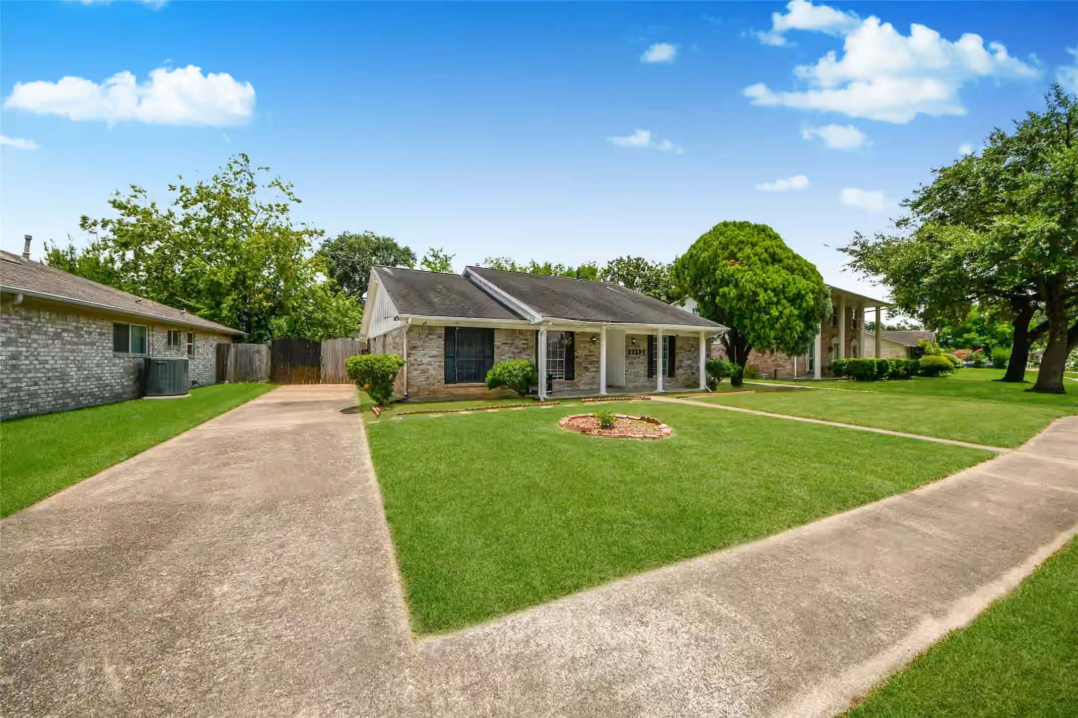 Photo 5 of 12503 Millbanks Drive, Houston, TX