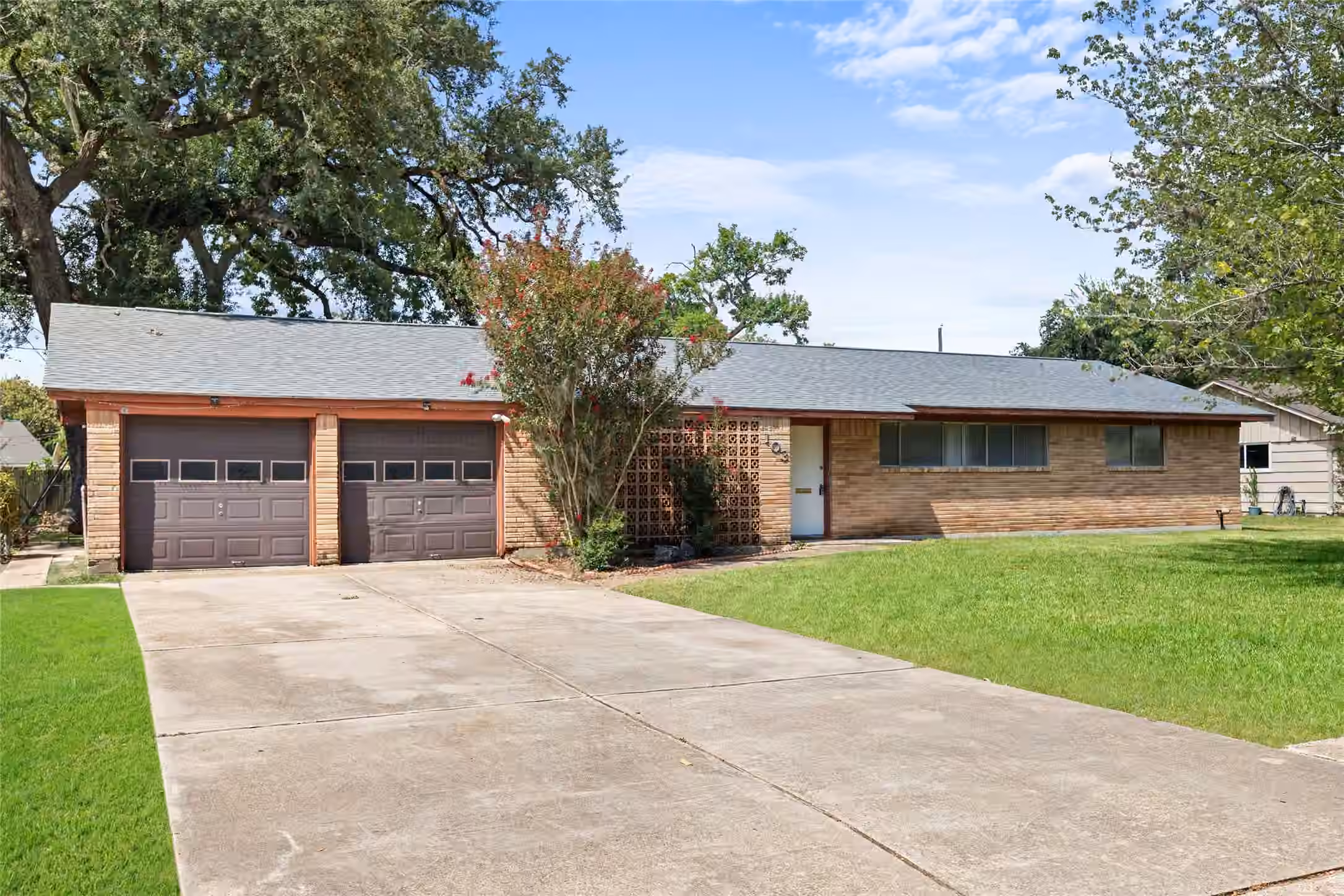 Photo 2 of 103 Ligustrum Street, Lake Jackson, TX