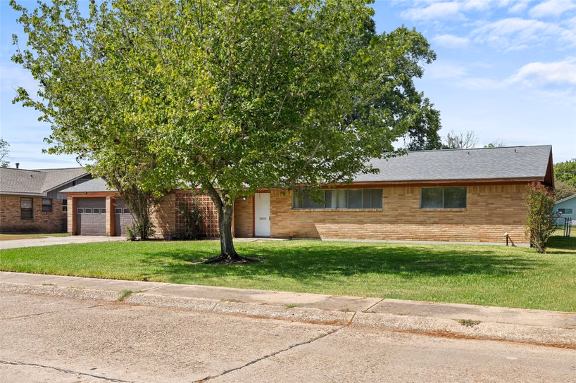 Photo 3 of 103 Ligustrum Street, Lake Jackson, TX