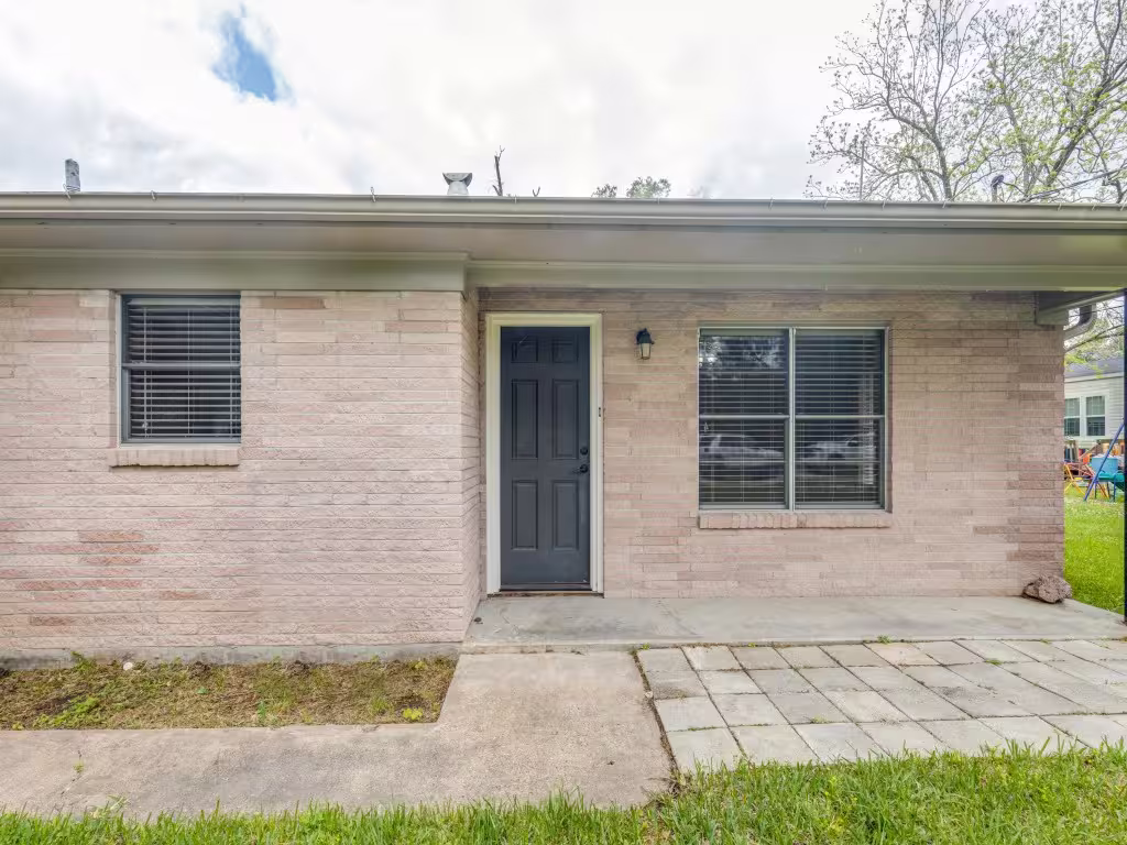 Photo 5 of 308 Gibbs Street, Devers, TX